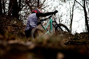 bluegrass-mtb-armour-back-shoulder-d3o-action3