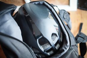 Das Helmfach ist gefüttert, der Helm ist somit gut geschützt