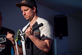 … und die elastischen Bänder in Verbindung mit dem Lenker zum Einsatz.