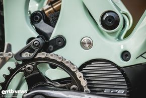 Wertiges Detail: der On/Off-Button ist aus Metall. Druckpunkt und Finish sind phänomenal.