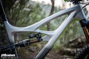 Im unverkennbaren Carbon-Rahmen steckt ein unverkennbarer Fox Float X2-Dämpfer, der die 153 mm Federweg am Heck kontrolliert.