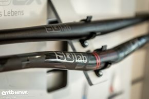 … mit den Sätteln und Lenkern lässt sich das Bike direkt individualisieren.