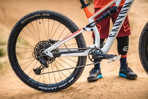 Dank der 12 Gänge der SRAM SX Eagle-Schaltung sollte der Nachwuchs bereits anspruchsvolle Anstiege bezwingen können!