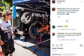 Morgane Charre steht neben dem quietsch-orangen Enduro