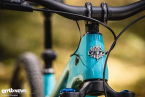Das cleane Cockpit wird durch Yetis neuen Lenker mit interner Kabelführung für die Motor-Remote-Kabel zusätzlich gestützt.