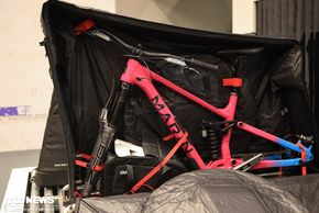 Der Lenker wird dabei einfach parallel zum Rahmen gedreht und kann so in der Bike Bag verstaut werden.
