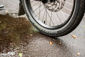 Viel Traktion, hohe Tragkraft: Die Schwalbe Pick-Up Reifen auf 20-Zoll-Laufrädern meistern urbane Untergründe souverän.
