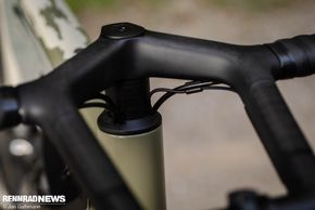 Die Leitungen und Züge laufen unter dem Cockpit, es ist wechselbar ohne Leitungstrennen.
