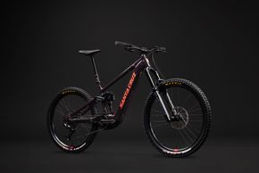 Dem Alu-Vala wurden 160 mm Frontfederweg und 150 mm am Heck, ein Mullet-Setup (29"/27,5") sowie Boschs Performance Line CX‑Motor verpasst.