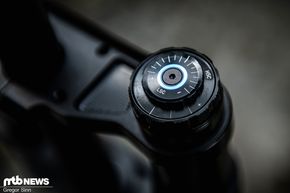 Im rechten Standrohr arbeitet eine längere Version des 2022 vorgestellten Charger 3-Dämpfers.