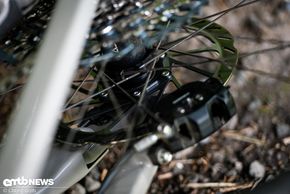 Am Hinterrad wird der Geschwindigkeitssensor versteckt
