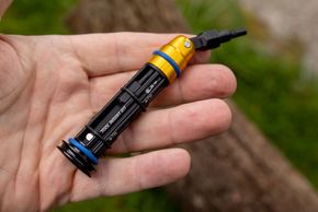 Neben den wichtigsten Innensechskant-Bits verfügt das Insert Kit auch über zwei Torx-Bits: T10 und T25.