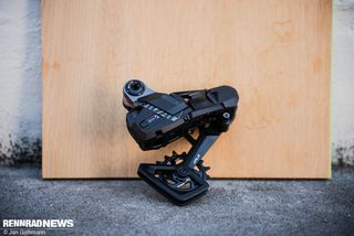 Das neue SRAM Rival E1 XPLR Schaltwerk bedient nicht nur einen Gang mehr, sondern ist auch viel robuster.
