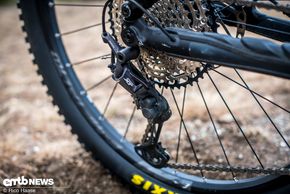 Das Shimano XT Schaltwerk regelt in zwölf Stufen die Übersetzung.