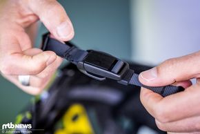 Verschlossen wird der Helm mittels Fidlock-Kinnriemen