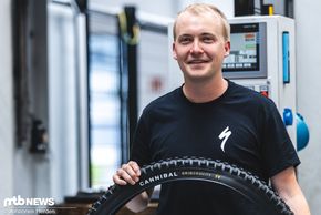 NAME FEHLT kümmert sich in der S-Works Tire Factory um FUNKTION.