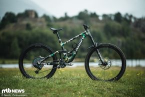 Estelle Charles vom Specialized Enduro Team ist sicherlich auf einem der auffälligsten Bikes unterwegs