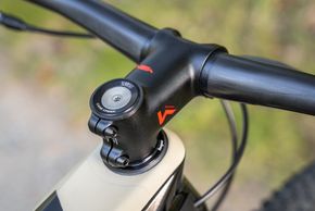 ... zeigt sich der Newmen Evolution SL 318.2 Vorbau