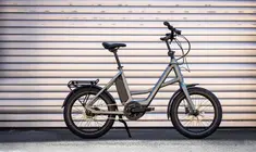 Titelbild für Artikel: Cube Compact Hybrid Comfort Kompakt-E-Bike im Test: Leichter Preisknaller mit Kompromissen