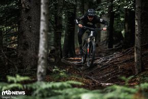 Das Raaw Jibb ist als stabiles Trail-Bike für harte Singletrail-Action konzipiert …