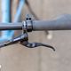 Hydraulische Shimano-Scheibenbremsen sorgen für zuverlässige Verzögerung im urbanen Alltag.