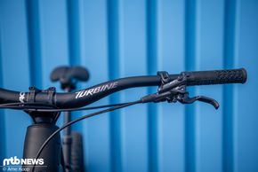 Am Jab 10.0 gibt's eine insgesamt hochwertige Ausstattung mit Race Face-Cockpit und Shimano XT-Bremsen.
