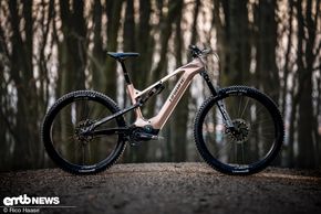 Haibike ALLMTN CF 11 TRN/IQ – die Topversion dieses Allround-E-Bikes setzt auf ein hochwertiges RockShox Ultimate-Fahrwerk und stabile Laufräder von DT Swiss.
