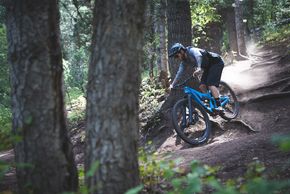 Eine Federgabel, die gleichzeitig aktuelle XC und Enduro-Modelle in den Schatten stellt