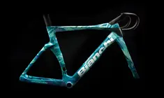 Titelbild für Artikel: Oltre RC in Blumarine Drip‑Look: Neue Officina Bianchi Designs bei der TdF