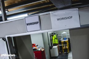 Im Workshop befindet sich neben einer Werkbank auch eine kleine Arbeitsstation sowie ein kleiner Lackier-Raum.