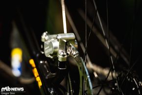 Am Downhill-Bike sind wir die Bremse vorne und hinten mit großen 203 mm-Scheiben gefahren.