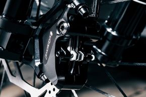 Die Bremssättel hingegen sind in schwarz gehalten
