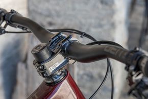 Das Deity-Cockpit mit 50 mm-Vorbau und auf 760 mm gekürzten Lenker steuert sich souverän