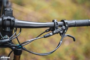 Der RockShox TwistLoc Drehgriff blockiert das Fahrwerk