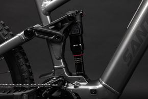 Beide Modelle setzen auf RockShox-Federung.