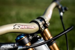 Das Cockpit wird von Renthal gestellt