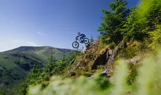 Titelbild für Artikel: Red Bull Hardline 2025 – Wales: Alle Infos, Livestream & Fahrerliste