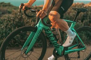 Factor bezeichnet das Monza als reinrassiges Race-Bike.