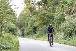 Beim Dahinrollen auf der Geraden ist das Giantr Defy Advanced E+ mehr Rennrad als E-Rennrad.