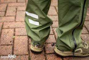 Die Medvind Allwetterhose bietet durchgehende Seitenreißverschlüsse, reflektierende Details und zwei flache Taschen – für schnellen Einstieg mit Schuhen und funktionalen Wetterschutz im urbanen Einsatz.
