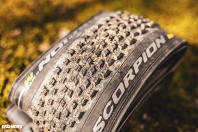 Der Pirelli Scorpion MTB M liegt vom Profil her zwischen dem eng und flach stehenden "H" und dem weit und tiefer stehendem "S"