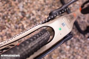 Die Reifenfreiheit ist hoch – so viel Luft bleibt noch beim serienmäßigen 40 mm Maxxis Rambler