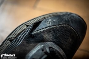 Im Übergang von der Zehenkappe zum Mesh-Material sind mittlerweile beide Schuhe außen aufgerissen