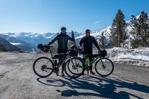 Auf dem Ofenpass auf über 2100 m starten wir unser Abenteuer. Die Bedingungen sind eher passend für eine Skitour, denn es ist richtig kalt.