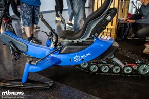 Das E-Trace ist das erste elektrisch angetriebene Snowbike und verfügt über einen Sachs-Motor. Die Magura-Bremsen sollen das Gefährt zuverlässig abbremsen