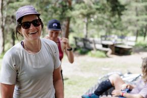 63 - Nach der kurzen Erfrischung im See kann auch Caro wieder gut lachen  Foto (c) Dominik Täuber jpg