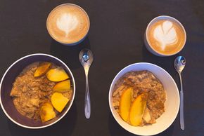 Porridge und einen leckeren Kaffee dazu – yum!