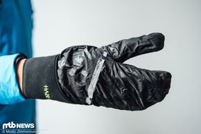 Die praktische Regenhülle lässt sich bei schlechtem Wetter überziehen und schützt die Hand vor Nässe und Auskühlung.