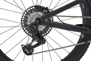 Das Titan-Fully kombiniert einen Aluminium-Hinterbau...