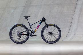 Das Scott Spark RC von Nino Schurter in der Lackierung für die WM 2023 in Glasgow